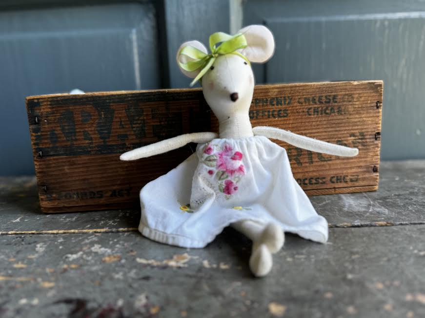Little Mouse in Vintage Cheese Box Bed – Vintage Handkerchief Details