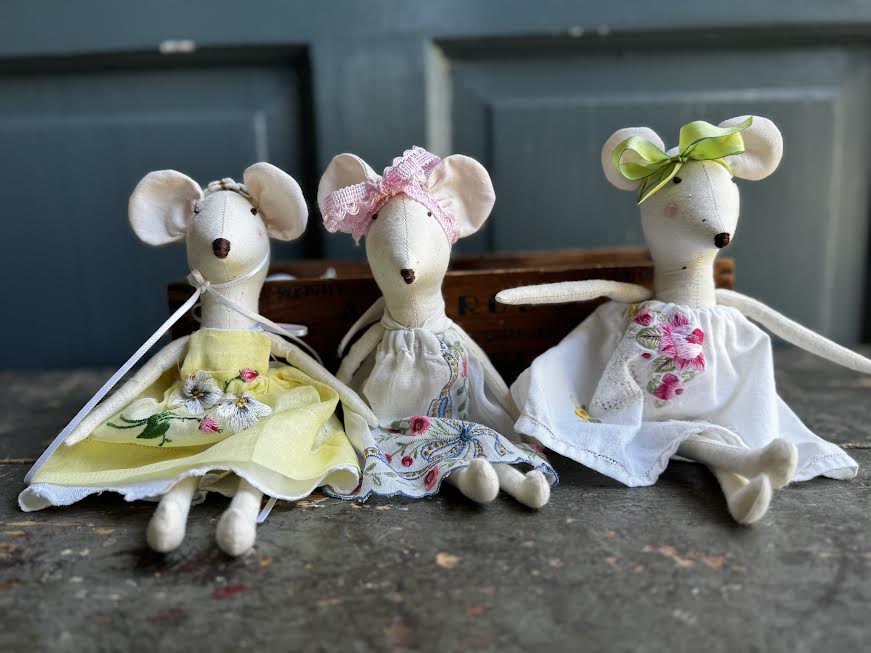Little Mouse in Vintage Cheese Box Bed – Vintage Handkerchief Details